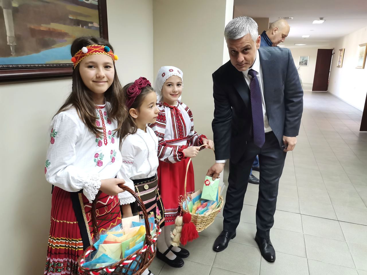 Деца подариха мартеници за здраве в Общински съвет - Плевен